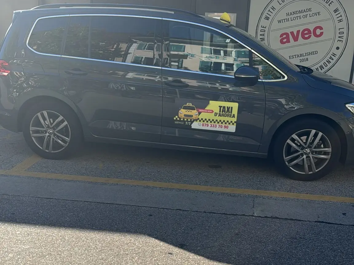 Véhicule Taxi d'Andrea avec logo 7/7, disponible pour courses et livraisons express à Delémont