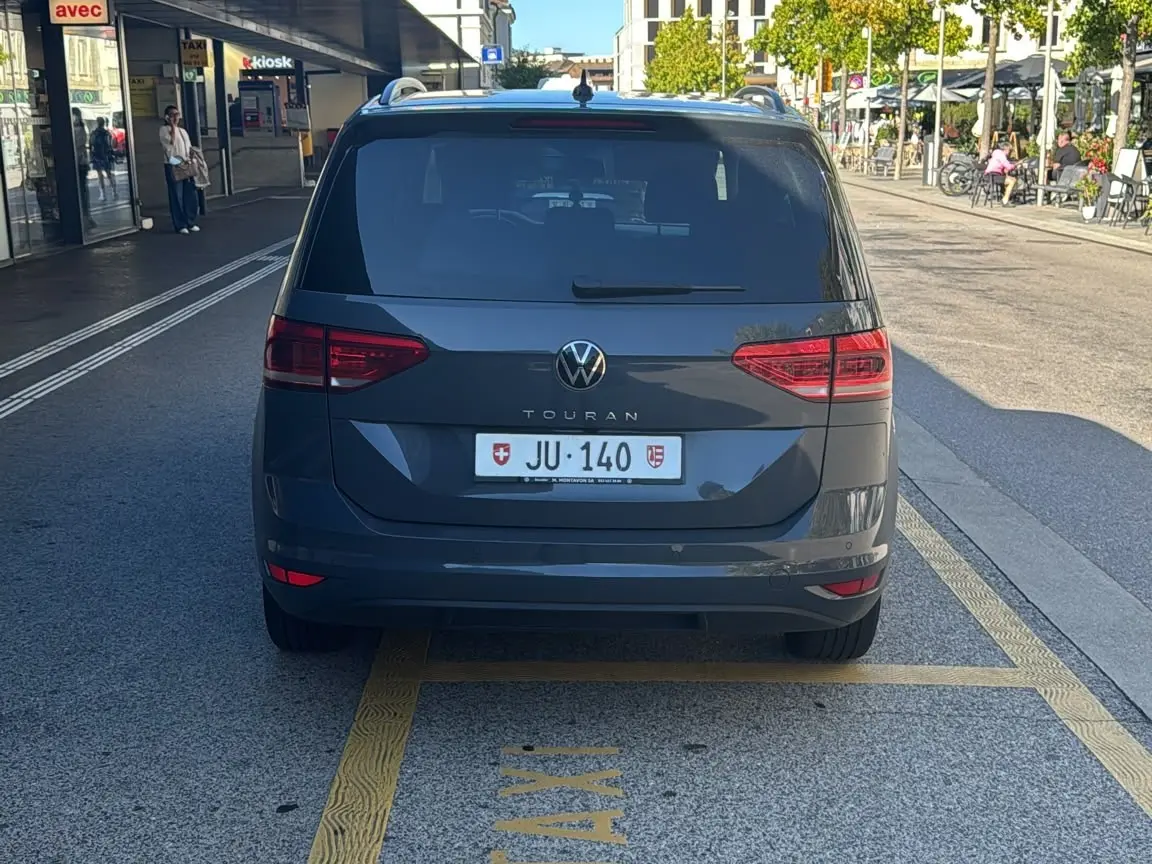 Taxi d'Andrea stationné sur la case taxi de la gare de Delémont, prêt pour un transfert aéroport